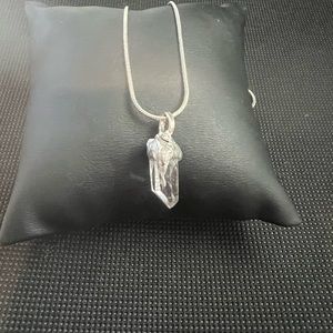 Quartz’s pendant necklace